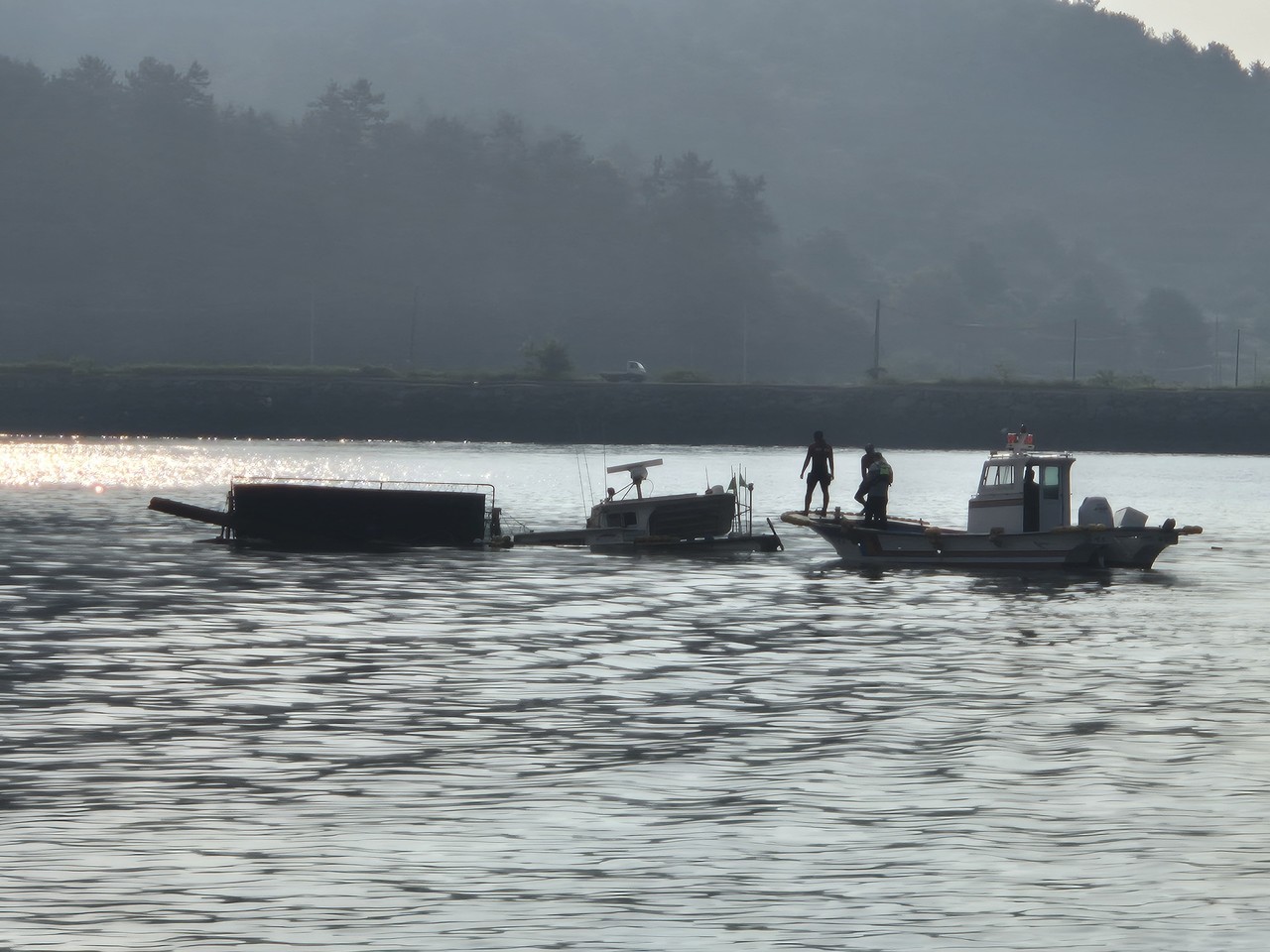▲ 여수해경 구조대가 침수선박에 접근하는 장면 ⓒ여수해양경찰서