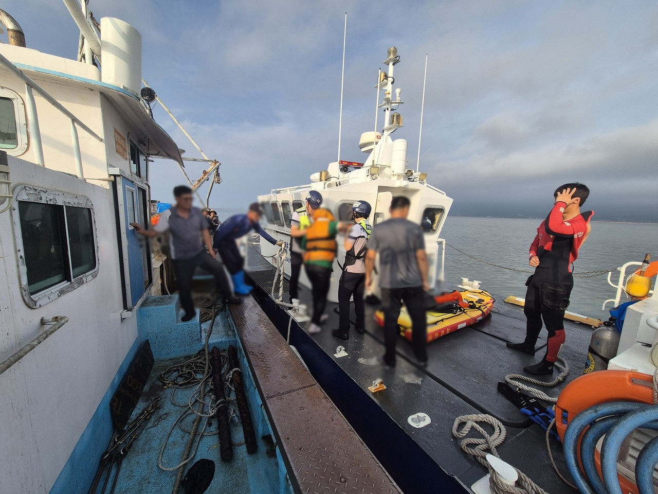 ▲ 여수해경 구조정으로 구조선박에서 사고 선원 2명을 옮겨 싣고 있다. ⓒ여수해양경찰서