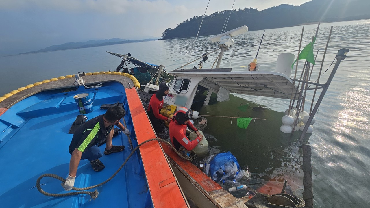 ▲ 여수해경 구조대가 해양오염 방제 작업을 실시하고 있다. ⓒ여수해양경찰서