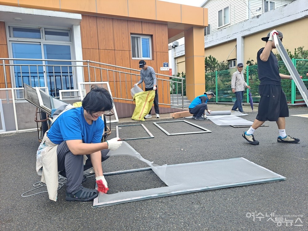 ▲ 박성미 여수 시의원이 방충망을 수리하고 있다. ⓒ조찬현