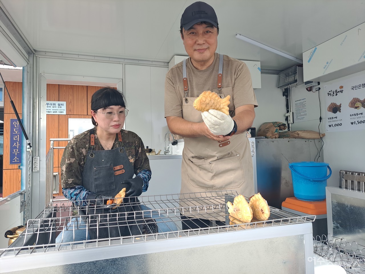▲ 여수 ‘찰떡 큰 붕어빵’ 이길웅 부부가 붕어빵을 직접 구워 나눠줘 주민들의 인기를 끌었다. ⓒ조찬현