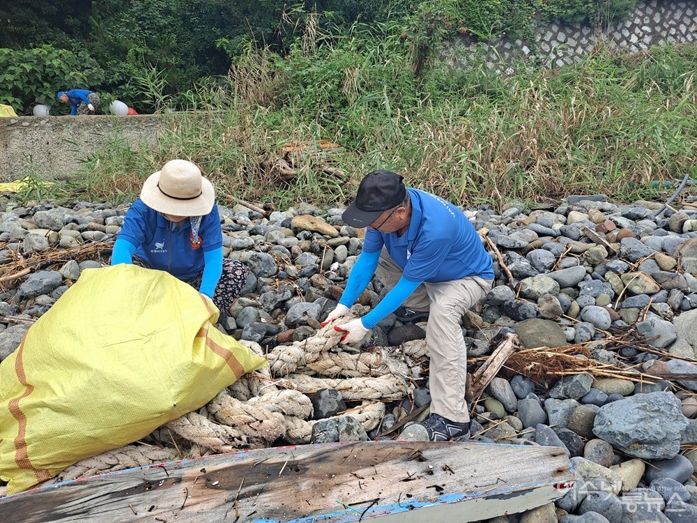 ▲ 안도마을 봉사 현장에는 송흥석·천정문 부부도 함께했다. ⓒ조찬현