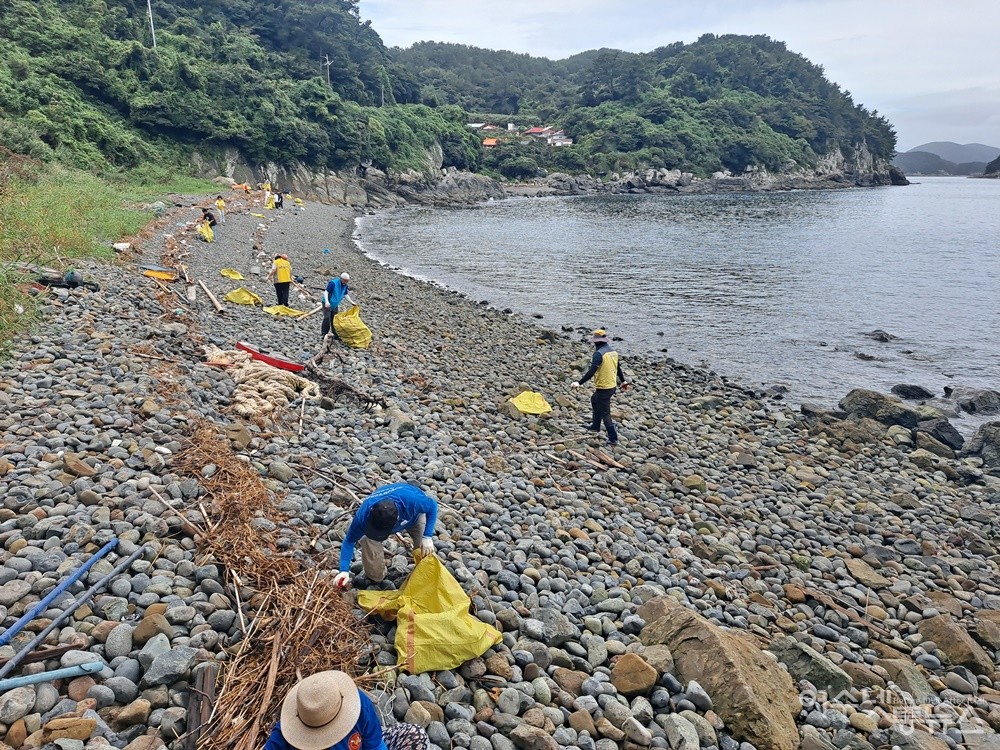 ▲ 안도 동고지 해변에서 봉사대원들이 쓰레기를 수거하고 있다. ⓒ조찬현