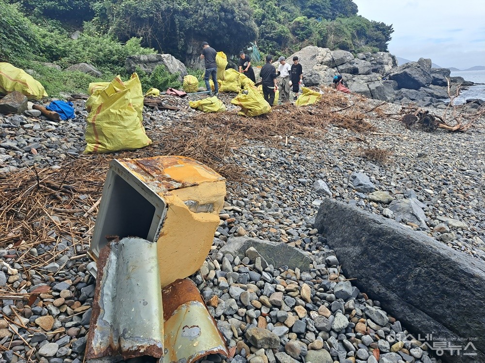 ▲ 안도 동고지 해변에서 봉사대원들이 쓰레기를 수거하고 있다. ⓒ조찬현