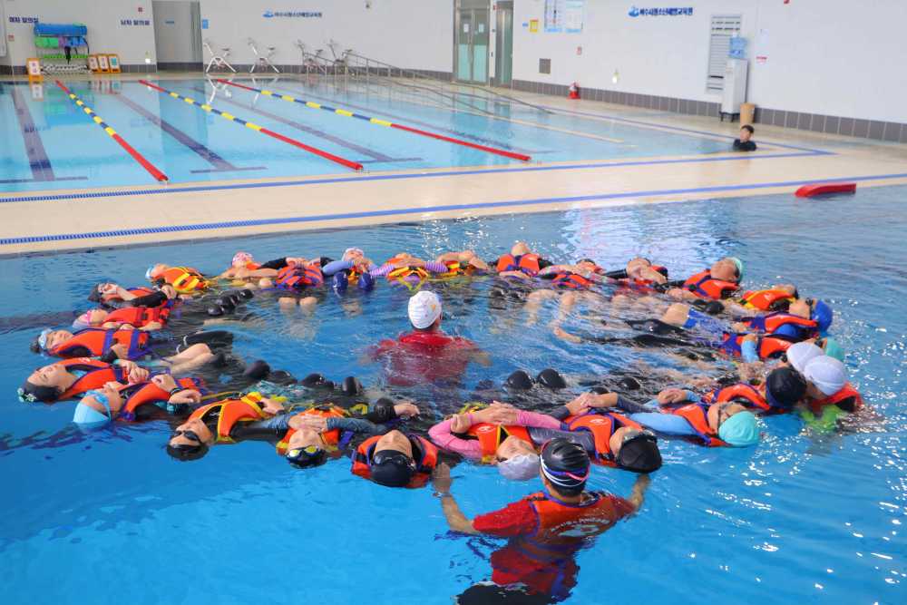 ▲생존수영 수업 모습 ⓒ여수시청소년해양교육원 ⓒ여수시청소년해양교육원