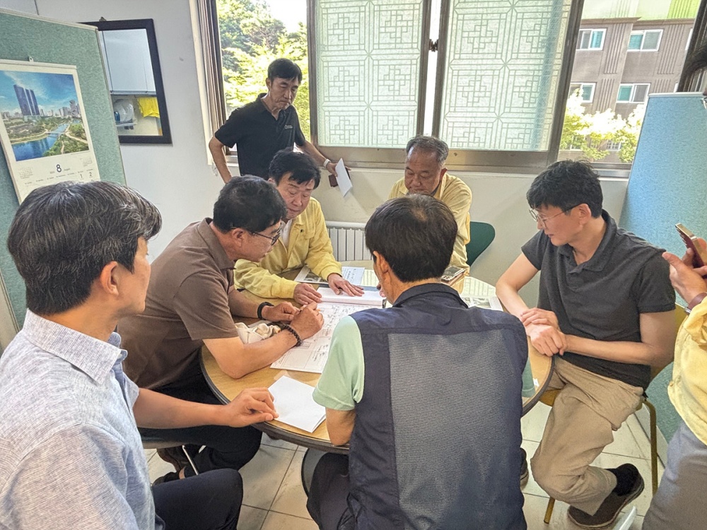 ▲정기명 여수시장이 지난 8월 24일 죽림부영2차아파트 화재 현장을 찾아 복구 대책을 논의하고 있다. ⓒ여수시