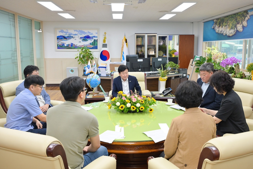 ▲9월 1일 시장실에서 대한주택관리사협회 여수지부와 간담회를 갖고 공동주택 안전관리 강화를 당부하고 있다. ⓒ여수시