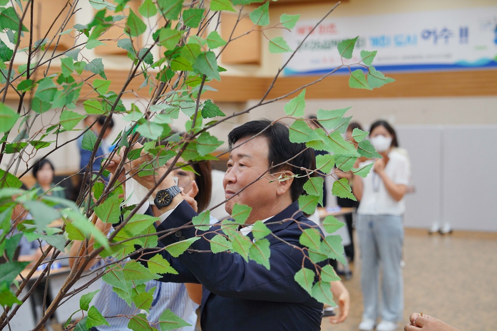 ▲정기명 여수시장이 청렴 실천 메시지를 작성해 ‘청렴 나무’에 걸고 있다. ⓒ여수시