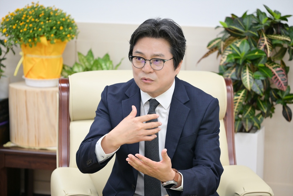 ▲지난 1일 여수시장실에서 정기명 시장과 대화하고 있는 김경수 지휘자 ⓒ여수시