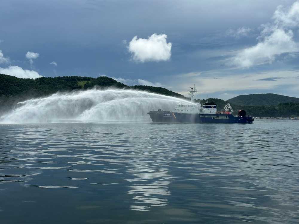 ▲ 여수해경 방제15함이 적조방제를 하고 있다 ⓒ여수해양경찰서