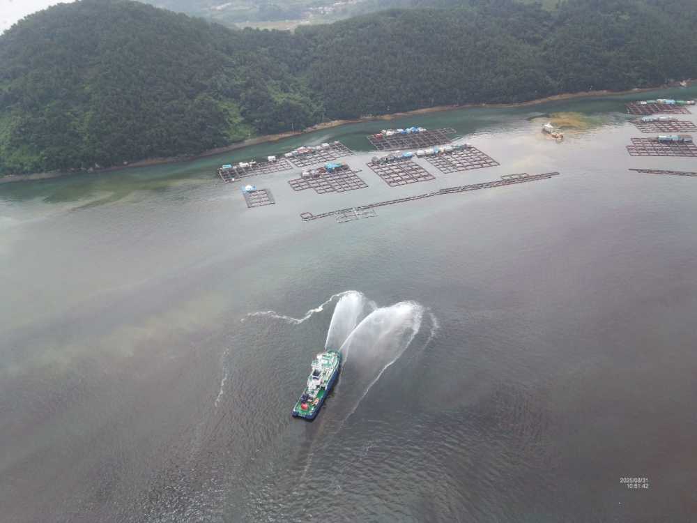 ▲ 여수해경 방제15함이 적조방제를 하고 있다 ⓒ여수해양경찰서