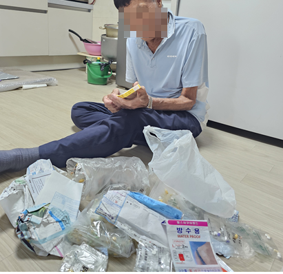 ▲ 집안에 있던 약들을 꺼내 유통기한을 확인하고 있는 대상자