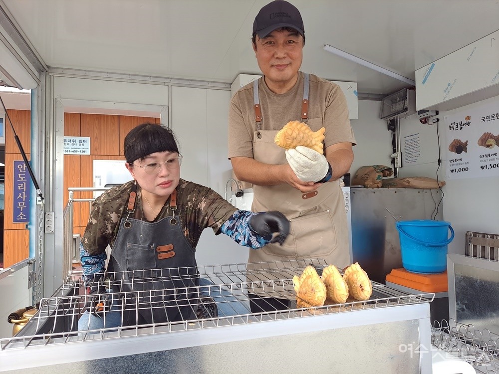 ▲ ‘여수 찰떡 큰 붕어빵’을 굽는 이길웅·황영경 씨 부부다. ⓒ조찬현
