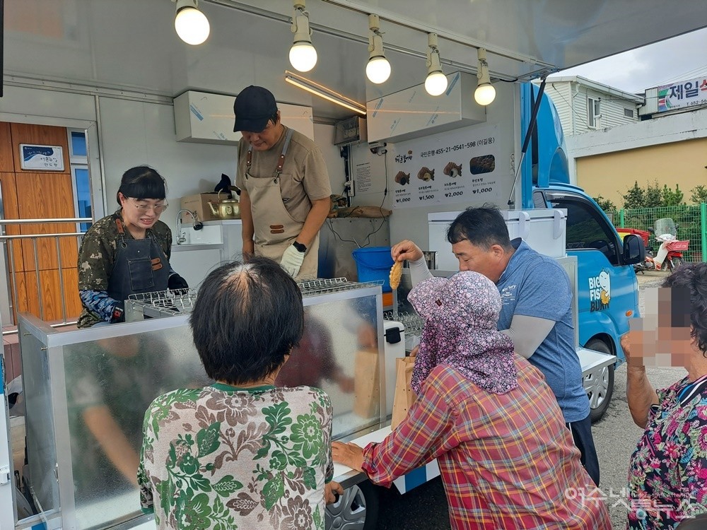 ▲ 여수 찰떡 큰 붕어빵을 맛보기 위해 안도 섬마을 어르신들이 푸드트럭으로 모여든다.  ⓒ조찬현