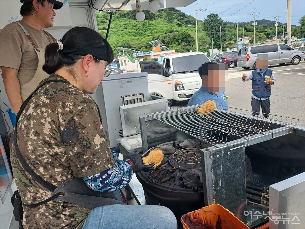 ▲ 이길웅·황영경 씨 부부가 붕어빵을 굽고 있다.  ⓒ조찬현