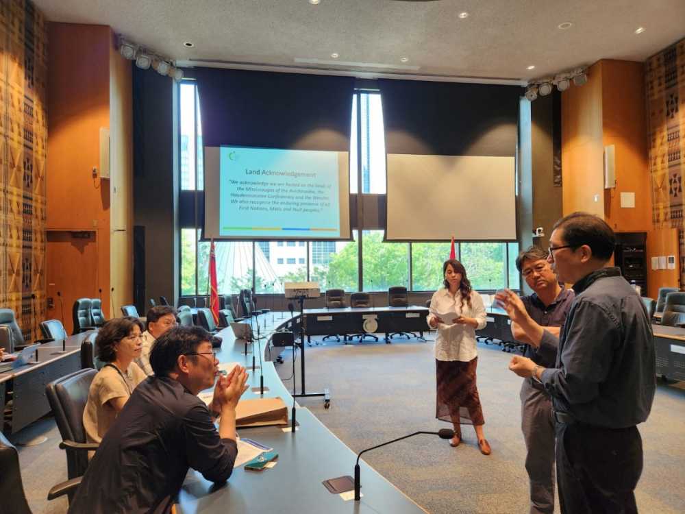 ▲2030교실 국제교육교류 수업 연수단이 캐나다 오타와 교육청 관계자들과 협의하고 있다. ⓒ전라남도교육청