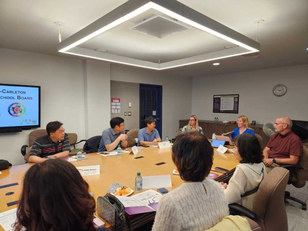 ▲2030교실 국제교육교류 수업 연수단이 캐나다 토론토 교육청 관계자들과 협의하고 있다. ⓒ전라남도교육청