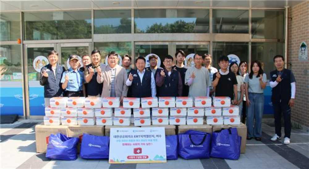▲ 사랑의 구급함 기초생활보장수급세대 전달모습 ⓒ여수상공회의소