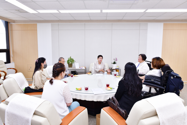 ▲  백인숙의장과 여수시의회에서 면담중인 라르쉬장애인자립생활센터 관계자