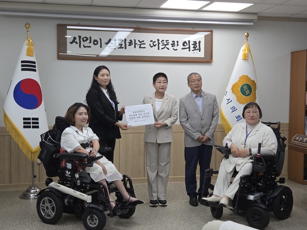 ▲ 백인숙의장에게 중증장애인 복지정책 개선요구안 경과보고 전달