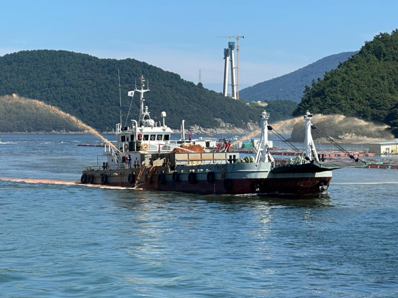 ▲ 지난 4일 가두리 양식장 밀집 구역 황토 살포 ⓒ여수시