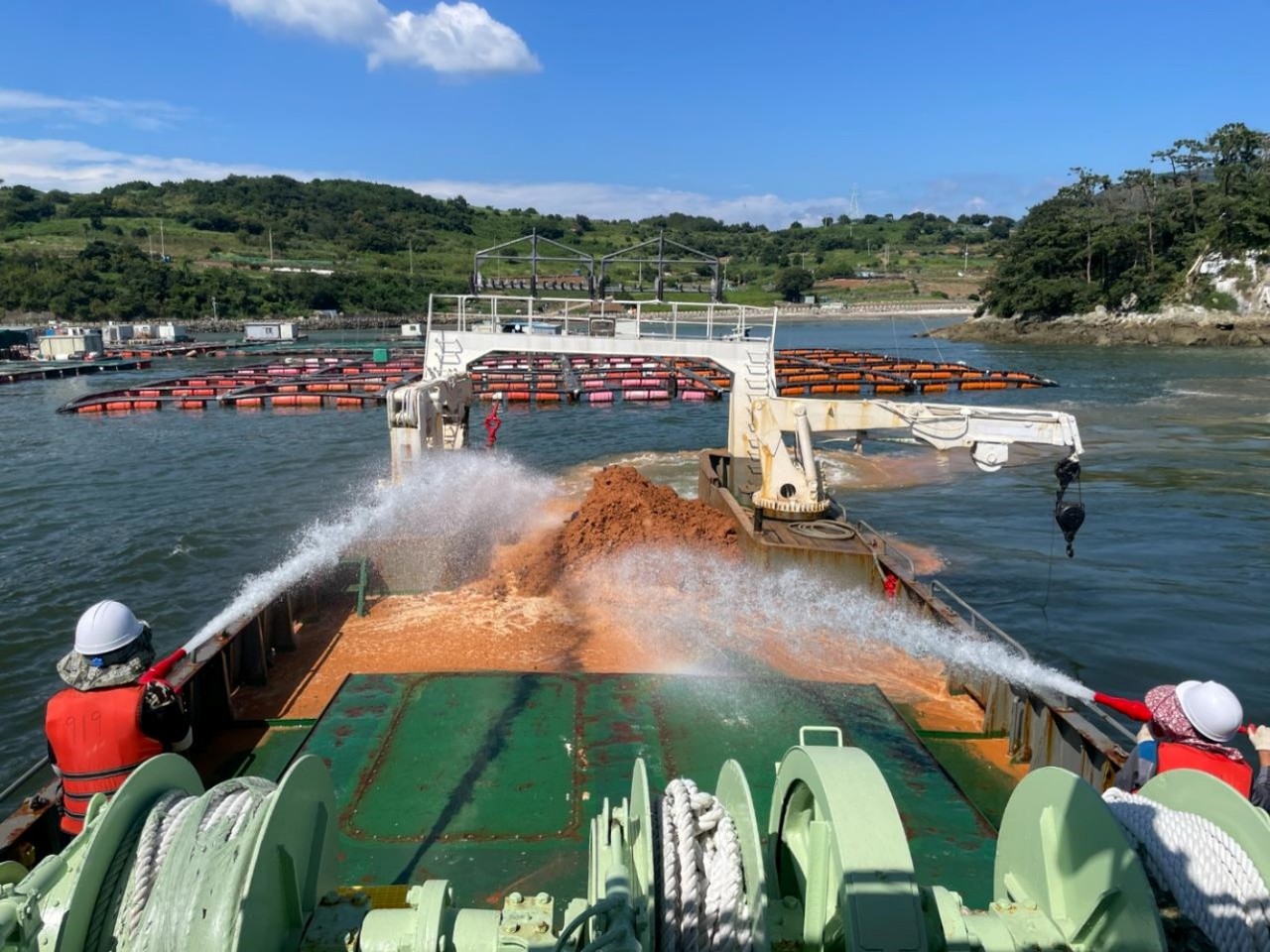 ▲ 지난 4일 가두리 양식장 밀집 구역 황토 살포 ⓒ여수시