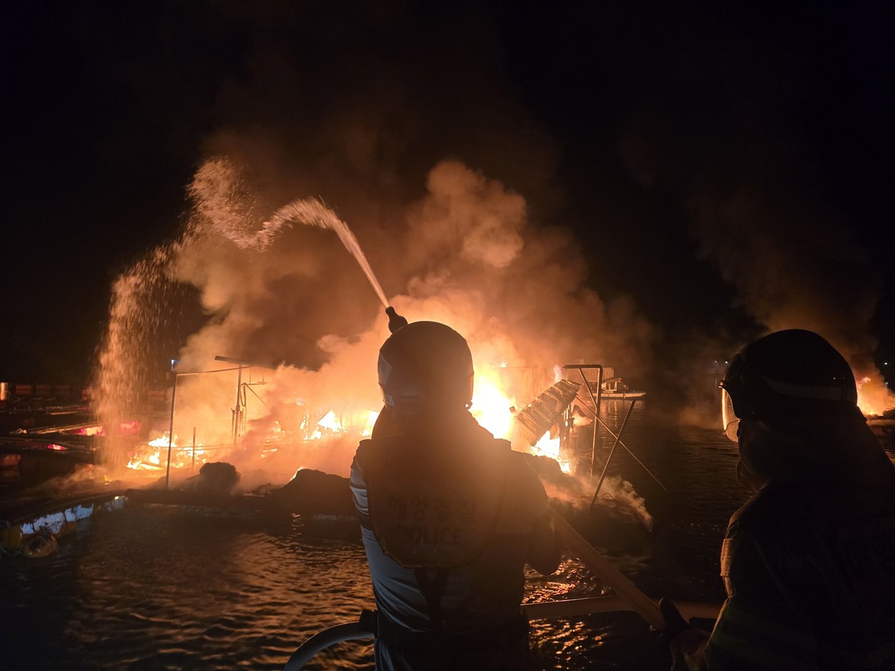 ▲ 여수해경 화재진압 장면 ⓒ여수해경