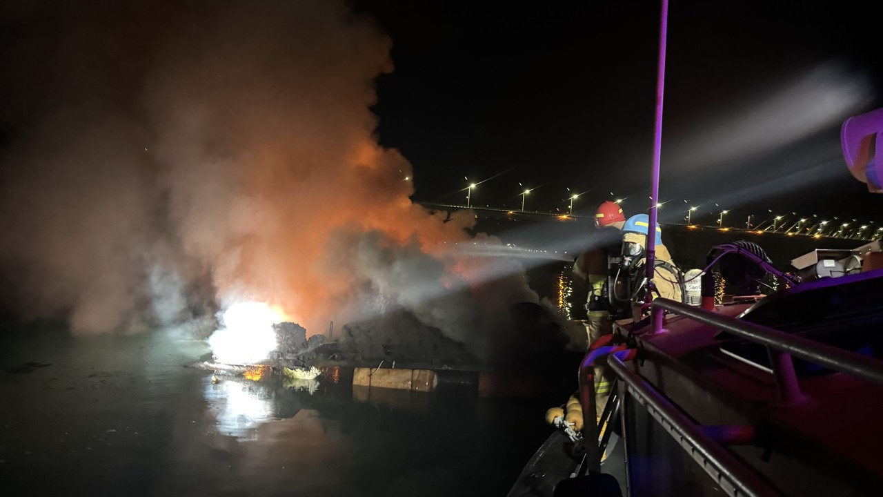 ▲ 여수해경 화재진압 장면  ⓒ여수해경