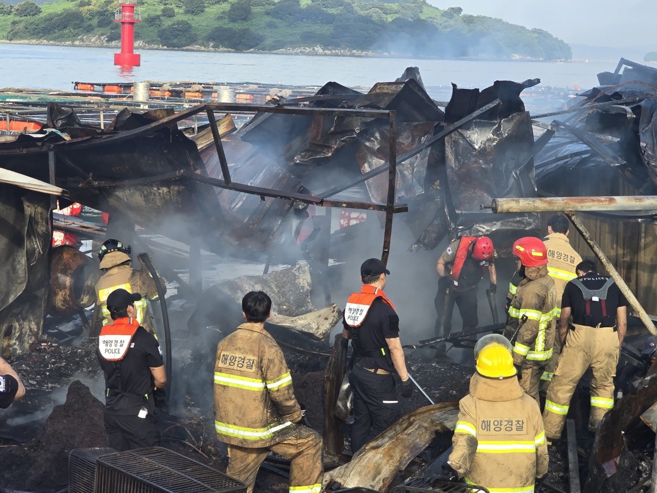 ▲ 여수해경 잠재화재 처리 중 ⓒ여수해경