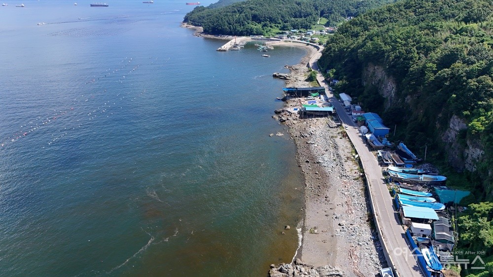 ▲ 돌산 진두 해안길 FRP 조선소 앞에는 양식장이 인접해 있다. ⓒ독자 제공