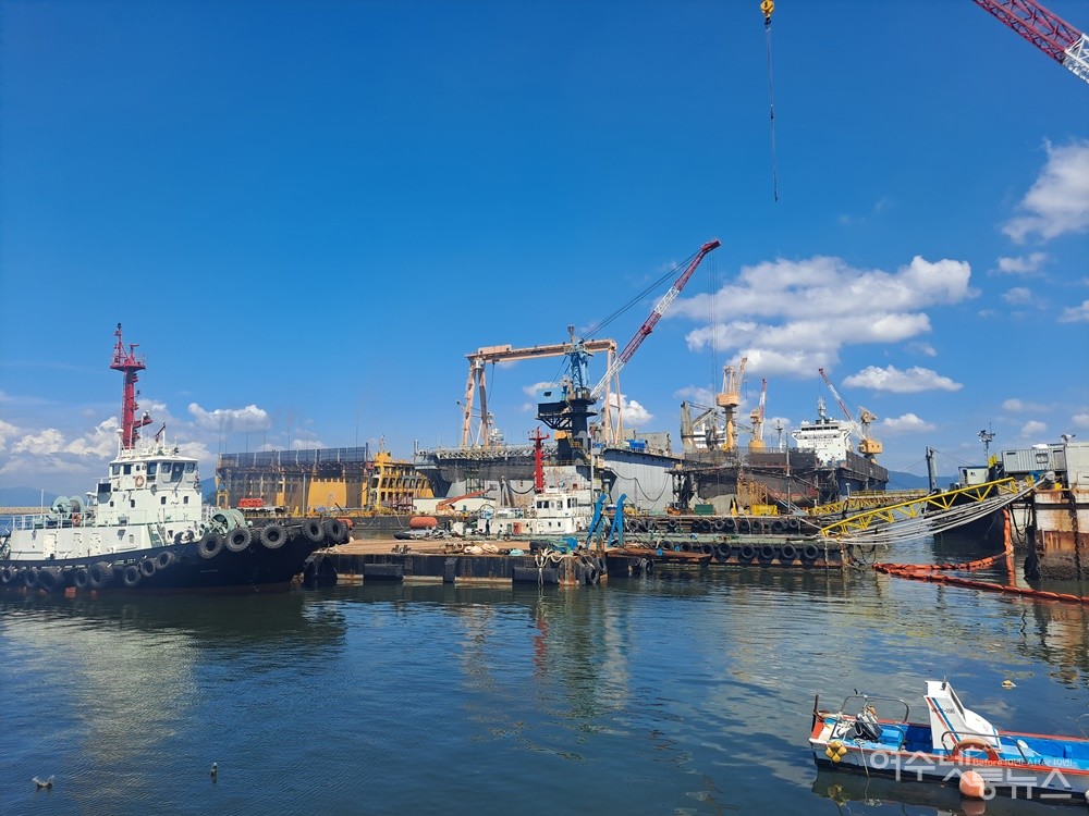 ▲ 여수 앞바다 C 조선소 풍경이다. ⓒ조찬현