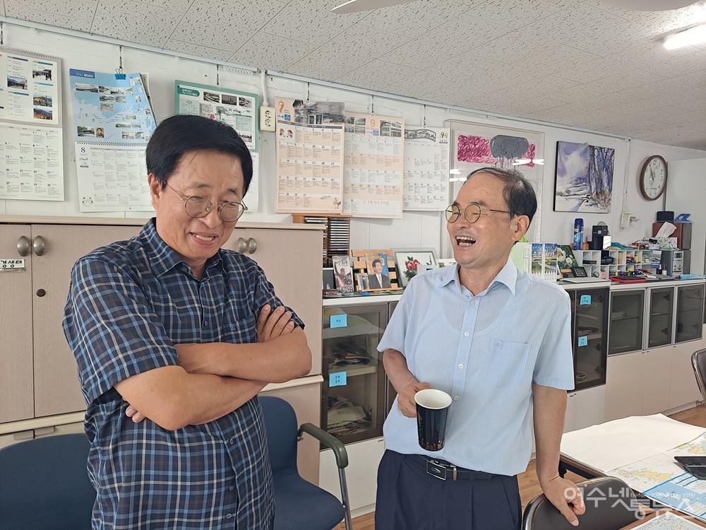 ▲ 박근세 작가와 한창진 대표가 여수 ‘생일섬(365섬) 역사 달력’ 제작에 뜻을 모은 뒤 환하게 웃고 있다. ⓒ조찬현