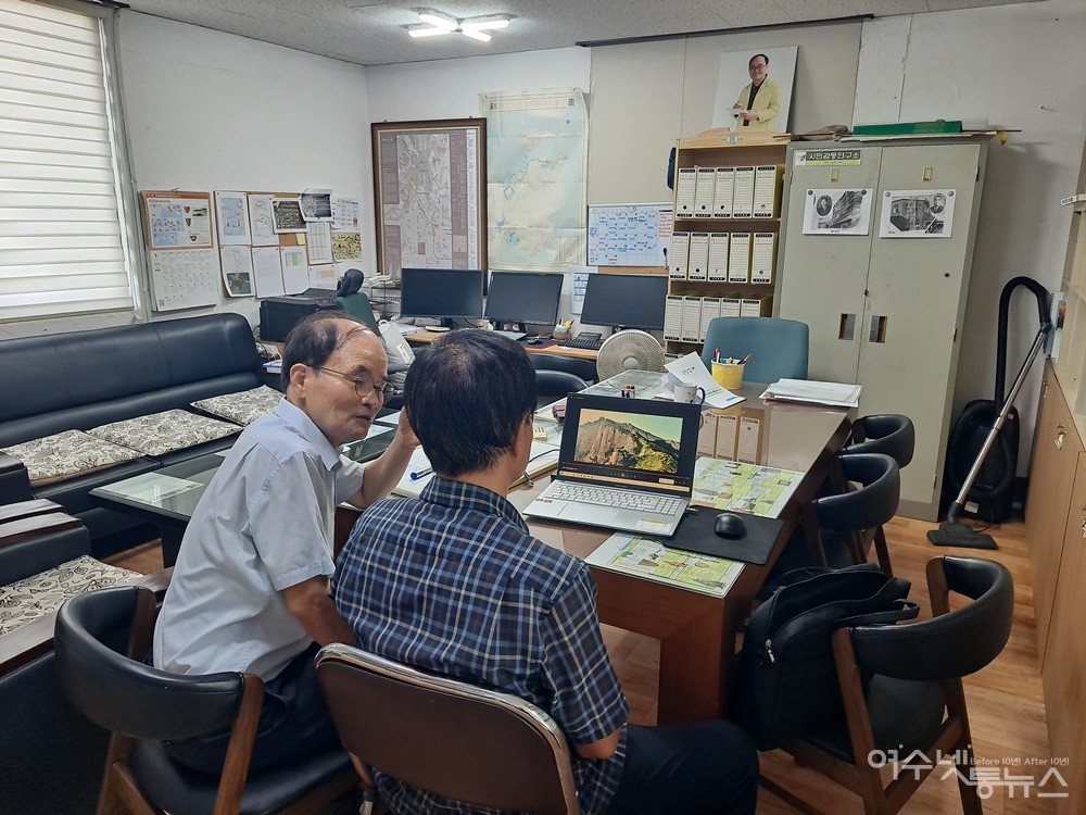 ▲ 박근세 작가와 한창진 대표가 여수 365섬을 찾아보면서 생일섬 달력 제작을 구상 중이다.  ⓒ