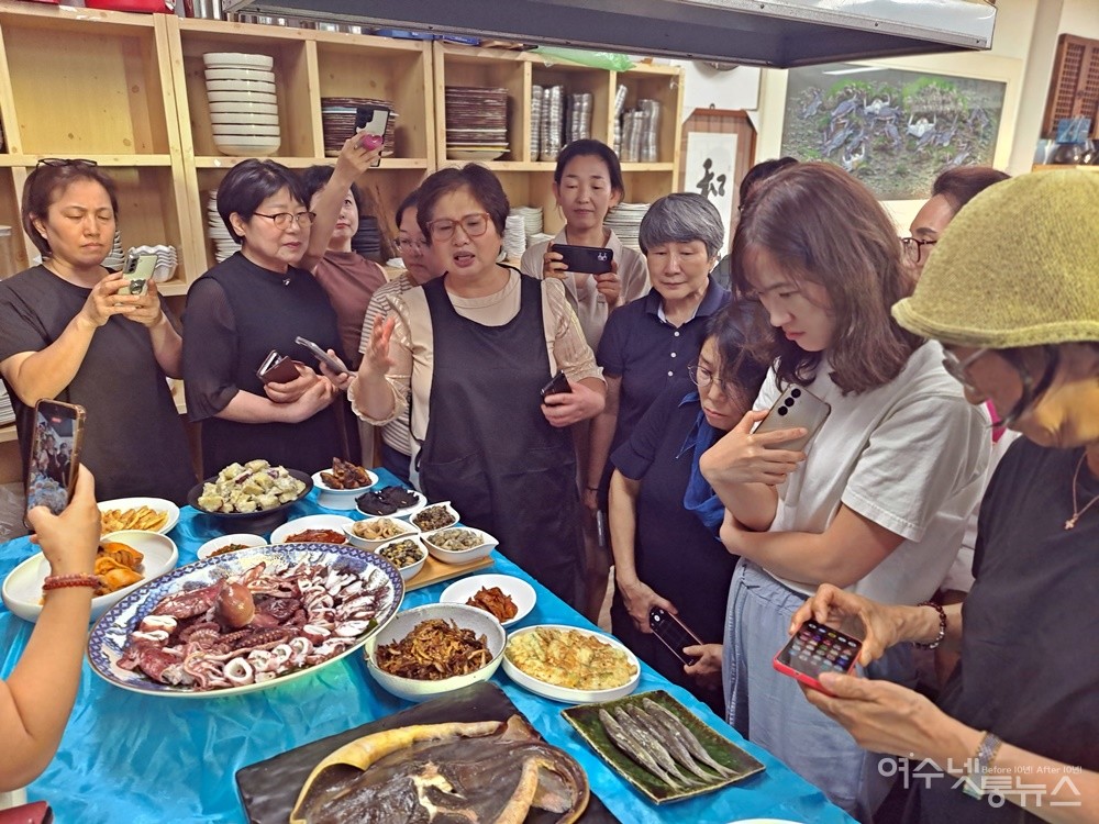 ▲ 여수향토요리문화학원 김명진 원장이 자신이 직접 요리한 여수 365섬 향토 음식을 설명하고 있다. ⓒ조찬현