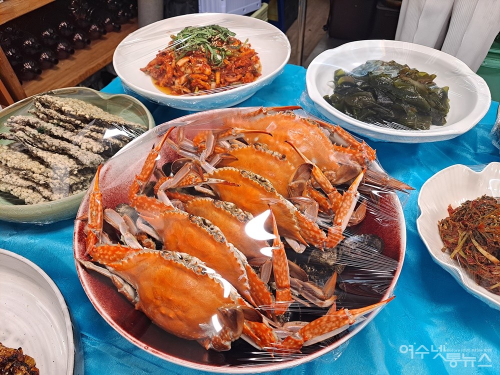 ▲ 여수향토요리문화학원 김명진 원장이 준비한 여수 향토 음식 김부각, 꽃게찜, 미역무침 등이다. ⓒ조찬현