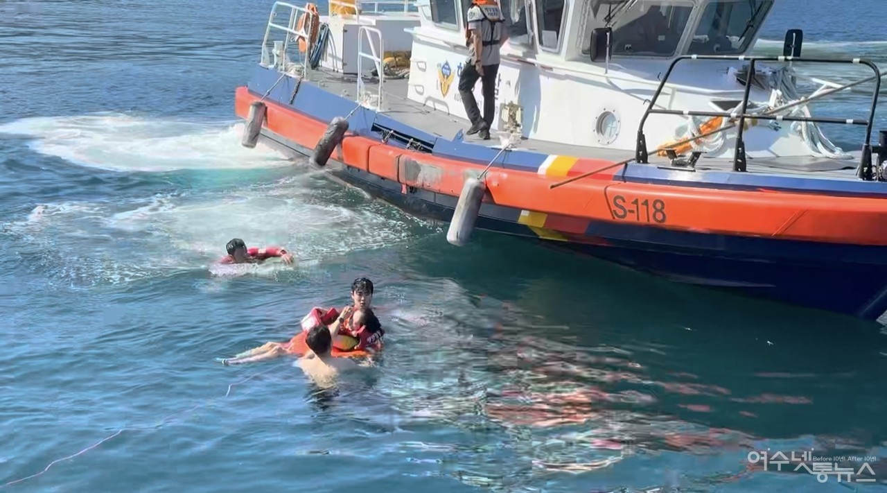 ▲ 여수해경이 익수자를 구조하고 있다. ⓒ여수해경