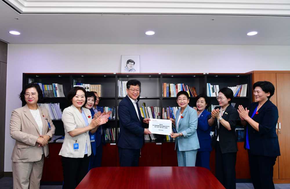 ▲국회 찾아 ‘COP33 유치 약속 이행 촉구 건의안’ 전달 ⓒ여수시의회