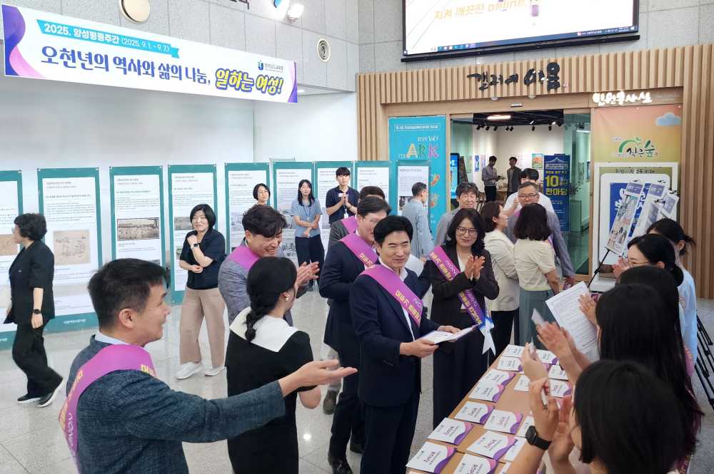 ▲ 김대중 전라남도교육감이 5일 청사 로비에서 열린 ‘양성평등 퀴즈풀이’에 참여하고 있다. ⓒ전라남도교육청