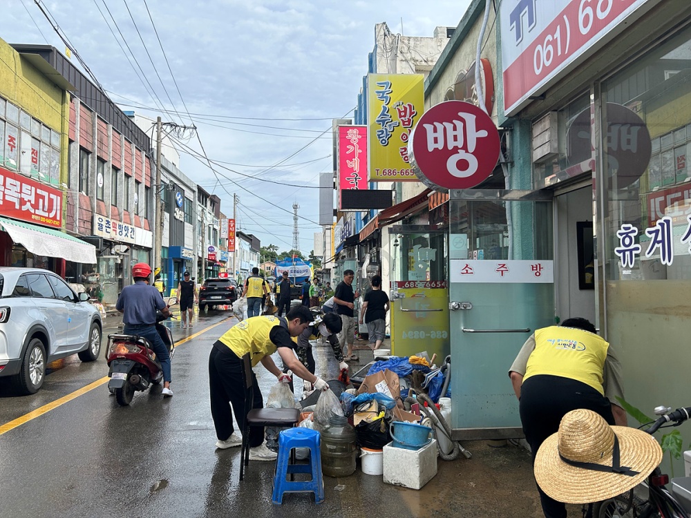 ▲ 8일 율촌면 조화리 일원 상가 복구 작업에 인력 60여 명과 노면 살수차를 투입하고 압롤박스를 현장에 배치해 오염된 도로 세척과 폐기물 처리를 신속히 마쳤다. ⓒ여수시