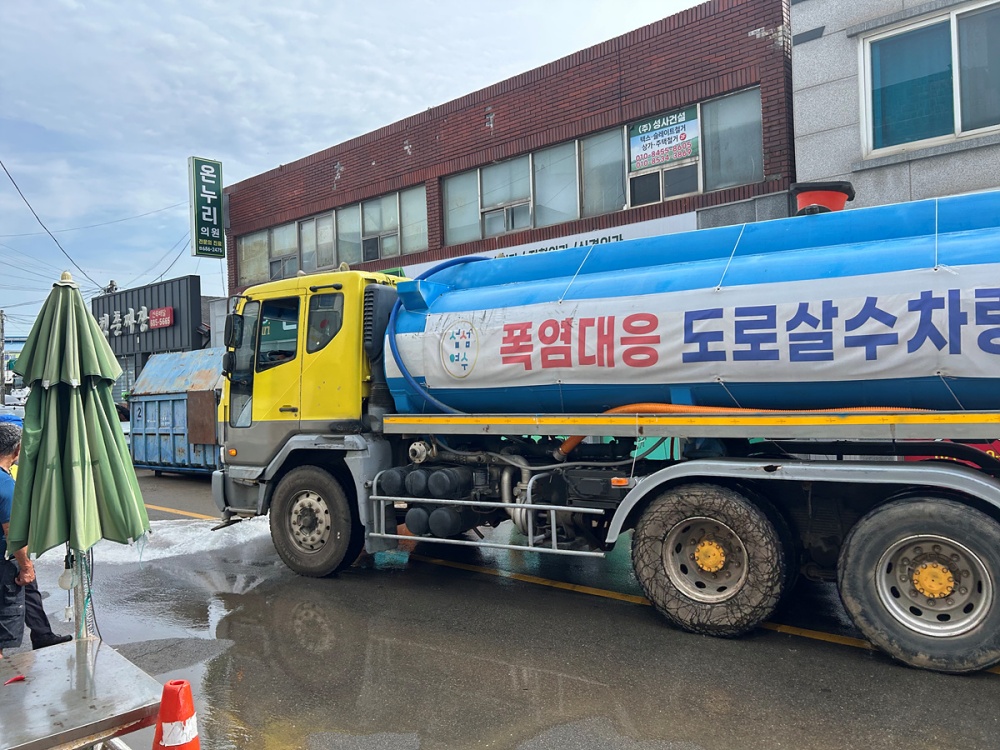 ▲ 8일 율촌면 조화리 일원 상가 복구 작업에 인력 60여 명과 노면 살수차를 투입하고 압롤박스를 현장에 배치해 오염된 도로 세척과 폐기물 처리를 신속히 마쳤다. ⓒ여수시