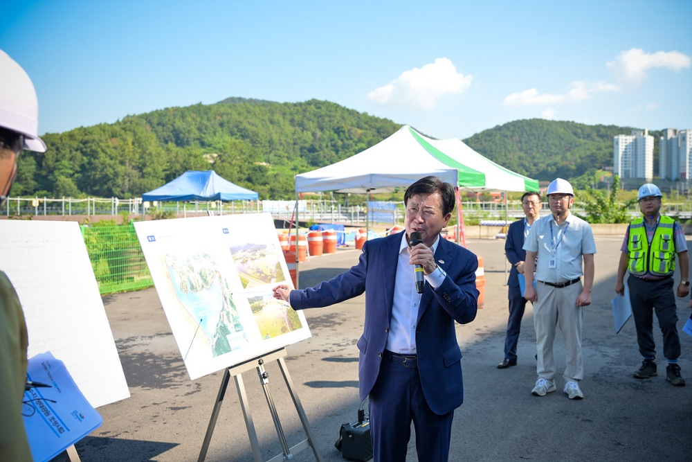 ▲5일 소라면 죽림리 관기 저수지 생태공원 조성 현장을 방문해 데크길 조성 진행 상황과 안전 관리 실태를 점검했다. 이번 점검에는 간부 공무원 30여 명이 함께했다. ⓒ여수시