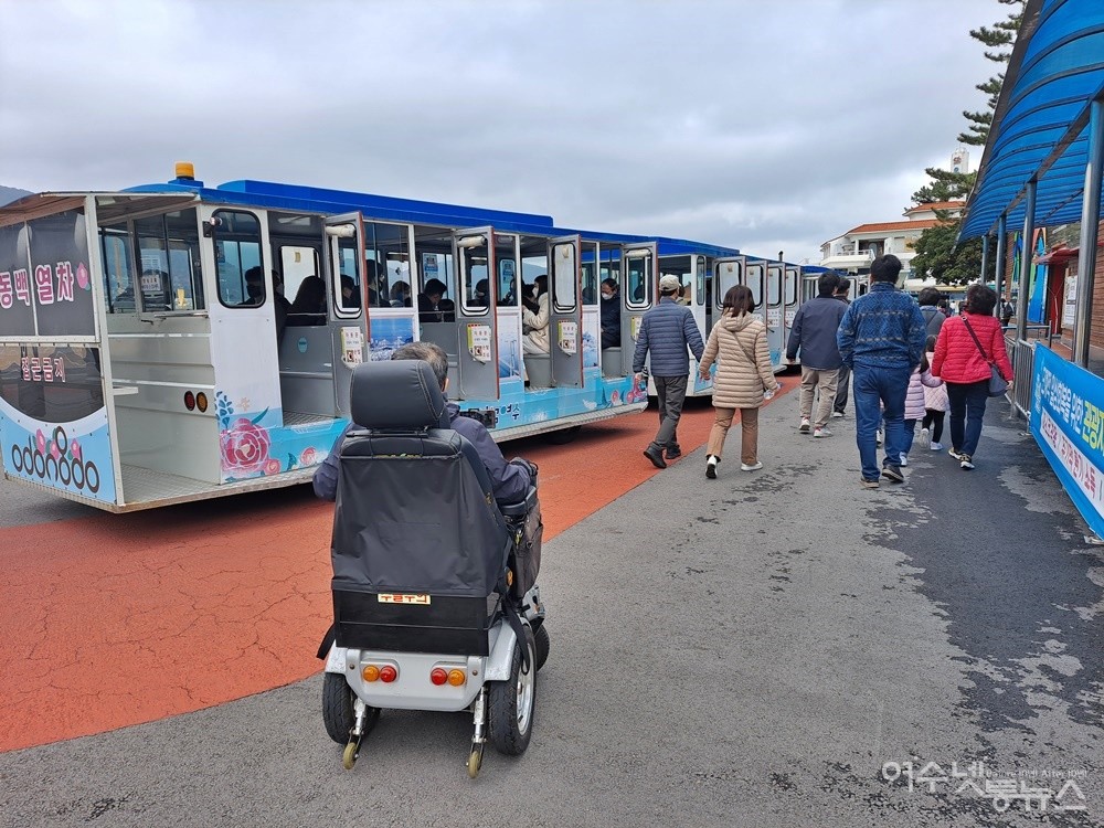 ▲ 오동도를 오가는 동백열차에는 장애인이 타고 내릴 수 있는 휠체어리프트가 설치되어 있다. ⓒ조찬현 (자료사진)