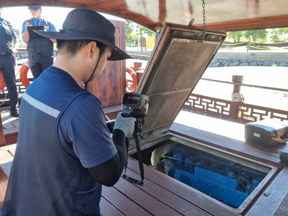 ▲여수해경이 다중이용선박 특별단속중인 모습 ⓒ여수해양경찰서