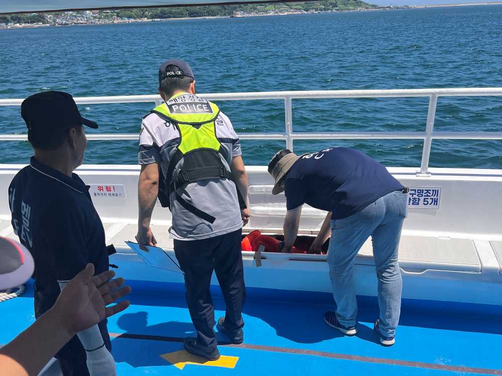 ▲여수해경이 다중이용선박 특별단속중인 모습 ⓒ여수해양경찰서