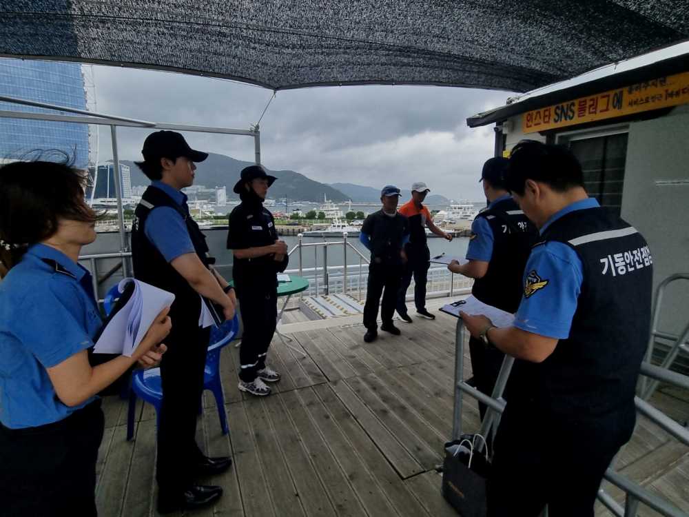 ▲ 여수해경이 다중이용선박 특별단속중인 모습 ⓒ여수해양경찰서