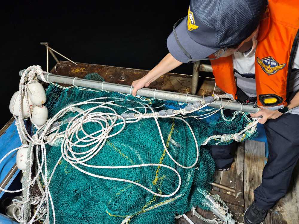 ▲ 여수해경이 위반 혐의점 등을 확인중인 모습 ⓒ여수해양경찰서