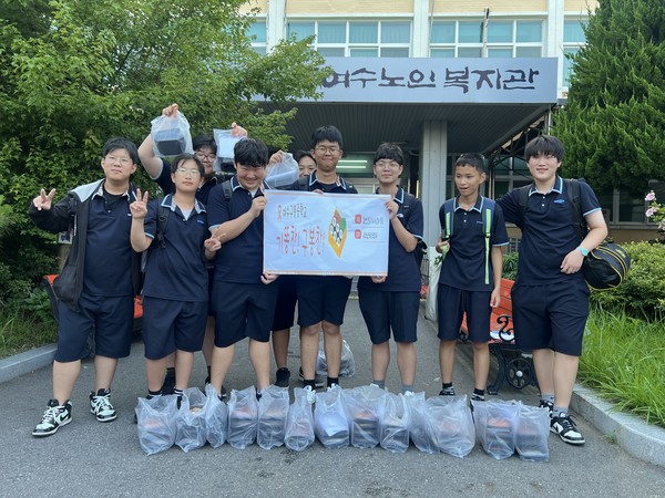 ▲ ‘기똥찬! 구봉찬’ 방과후 요리교실에 참여한 학생들 모습 ⓒ동여수노인복지관