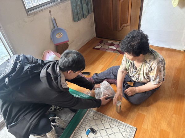 ▲ 직접 만든 밑반찬을 동여수노인복지관 소외계층 어르신께 전달 하는 모습 ⓒ동여수노인복지관