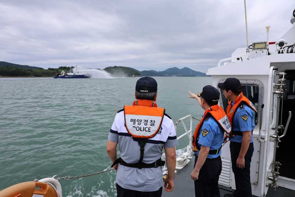 ▲지난 6일 발생한 돌산읍 가두리양식장 화재사고 현장을 점검하는 김기용 여수해경서장 모습 ⓒ여수해양경찰서