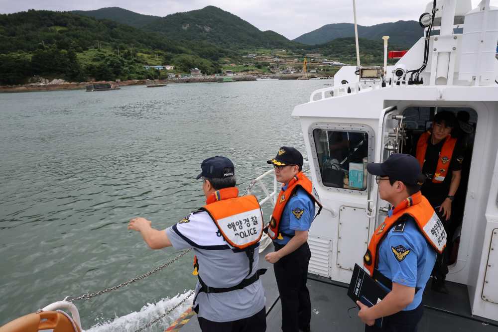 ▲김기용 여수해경서장이 유해성 적조 방제 지원 현장을 찾아 점검하고 있다. ⓒ여수해양경찰서